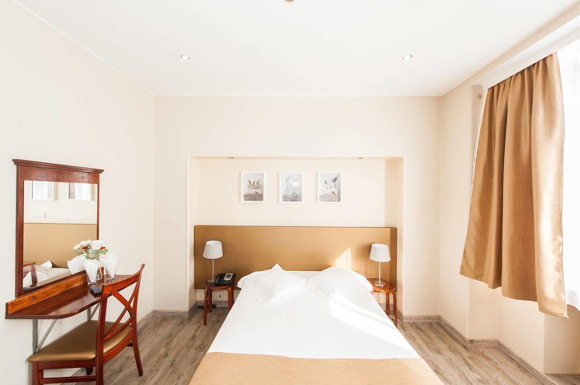 Hotel De France Saint-Gilles Εξωτερικό φωτογραφία
